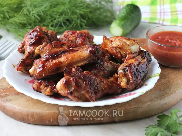 Фото готового блюда: Крылышки в медово-соевом соусе на сковороде