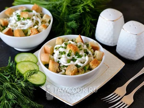 Фото блюда: Салат с курицей, белокочанной капустой и сухариками