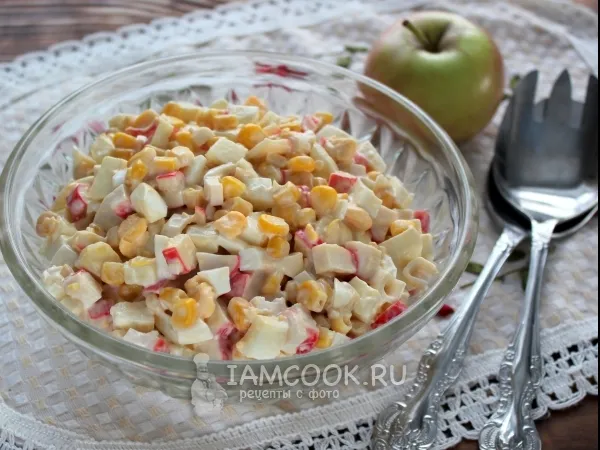 Фото готового блюда: Салат с крабовыми палочками, яйцами и кукурузой