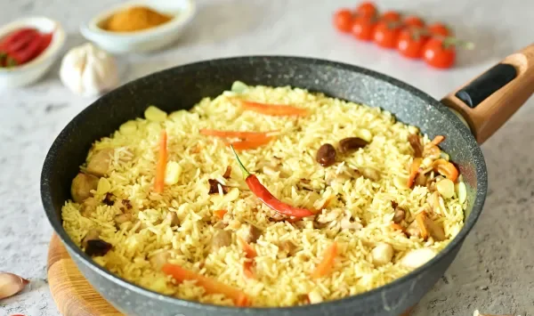 Фото блюда: Плов с рисом басмати и курицей на сковороде