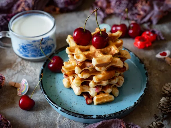 Фото готового блюда: Венские вафли с вишней