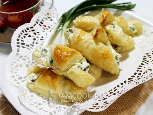Фото готового блюда: Слоеные рогалики с творогом и зеленым луком