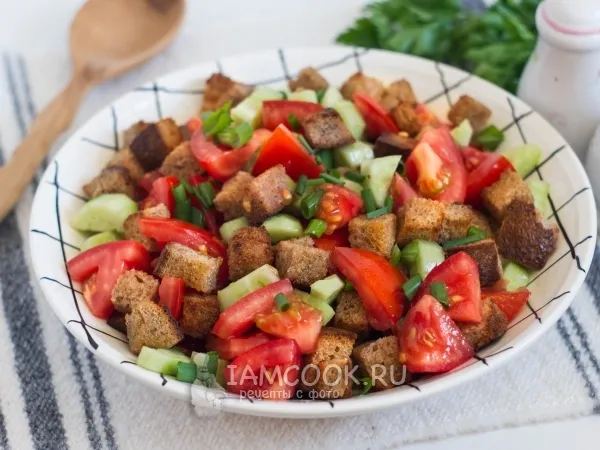 Фото блюда: Салат с помидорами, огурцами и сухариками