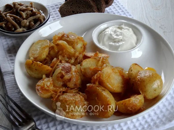 Фото готового блюда: Молодая картошка с луком на сковороде