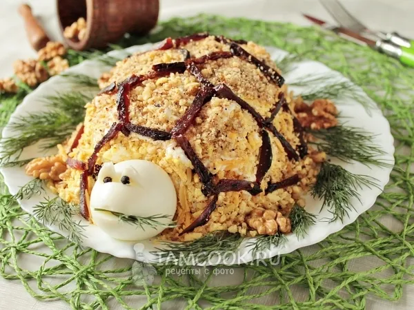 Фото готового блюда: Салат «Черепашка» с курицей и грецкими орехами