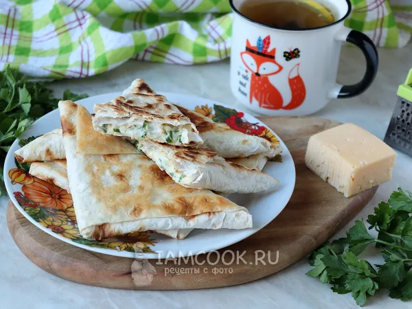 Фото готового блюда: Лаваш со шпинатом и сыром на сковороде