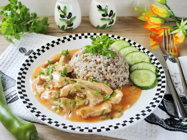 Фото готового блюда: Бефстроганов из свинины с солеными огурцами