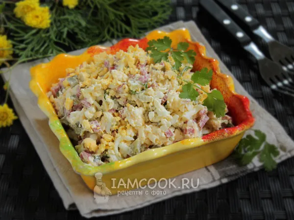 Фото блюда: Салат «Нежность» с копченой колбасой и плавленым сыром