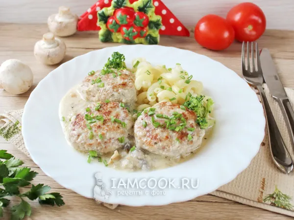 Фото готового блюда: Котлеты в грибном соусе на сковороде