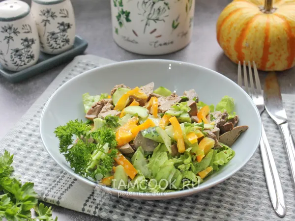 Фото готового блюда: Салат из куриной печени с огурцами