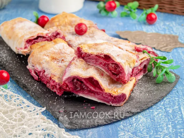 Фото готового блюда: Ленивый штрудель из лаваша с вишней