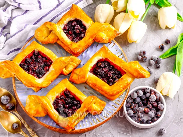 Фото готового блюда: Слойки со смородиной (из готового слоеного теста)