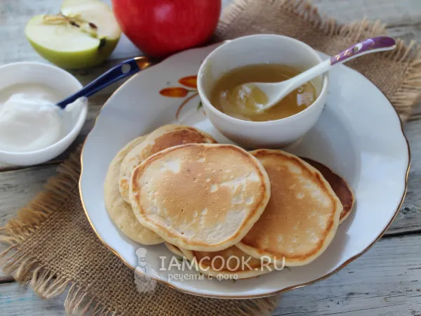 Фото готового блюда: Оладьи на ряженке с яблоками