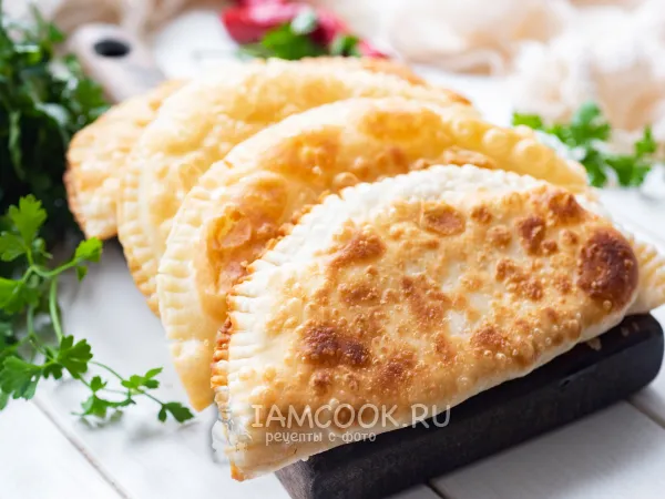 Фото готового блюда: Чебуреки с сулугуни