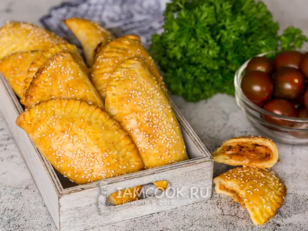 Фото готового блюда: Быстрые пирожки с капустой в духовке