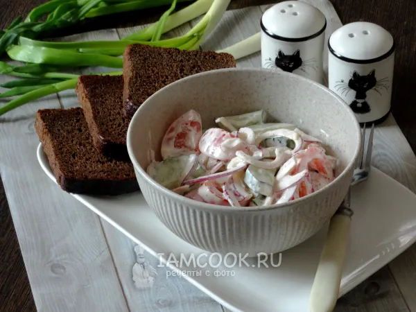 Фото блюда: Салат из огурца и помидора с майонезом