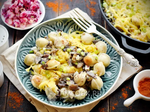 Фото готового блюда: Жареные пельмени с вешенками и сыром