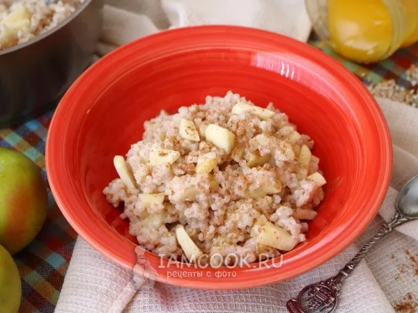 Фото готового блюда: Пшеничная каша с яблоками