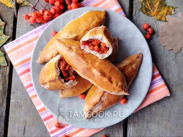 Фото готового блюда: Пирожки с красной рябиной в духовке