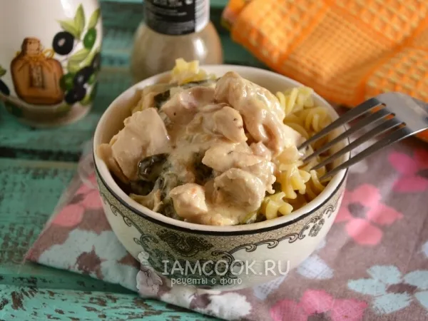 Фото блюда: Фузилли с куриной грудкой и шпинатом в сметанном соусе