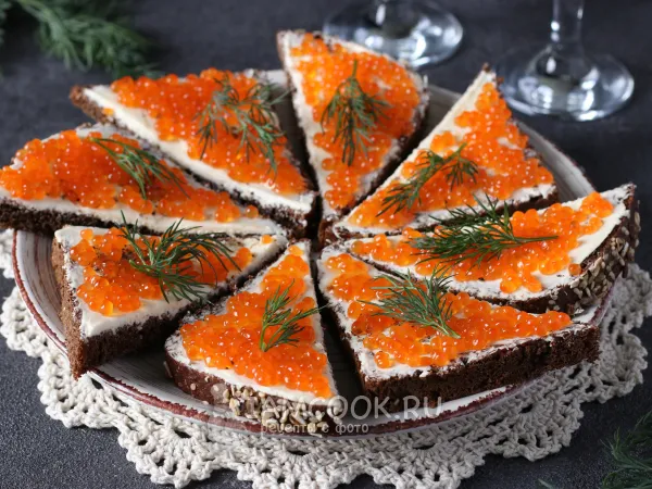 Фото блюда: Бутерброды с красной икрой на чёрном хлебе