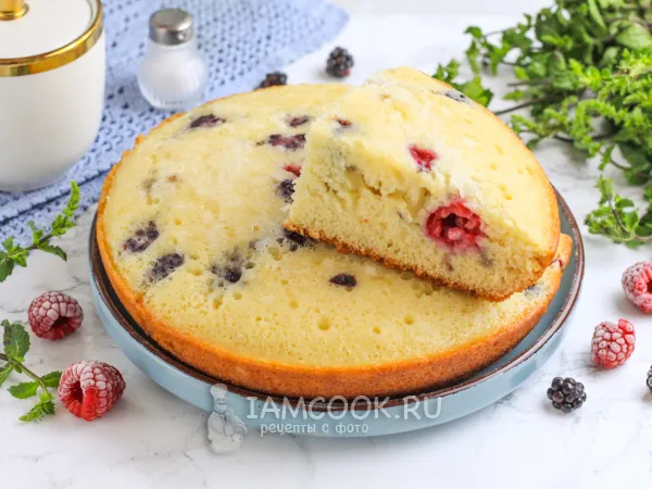 Фото блюда: Заливной пирог с ягодами на сковороде