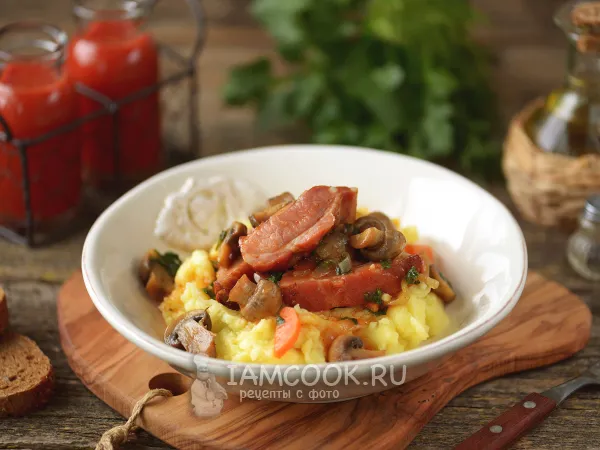 Фото готового блюда: Копченые ребра с грибами в томатном соусе