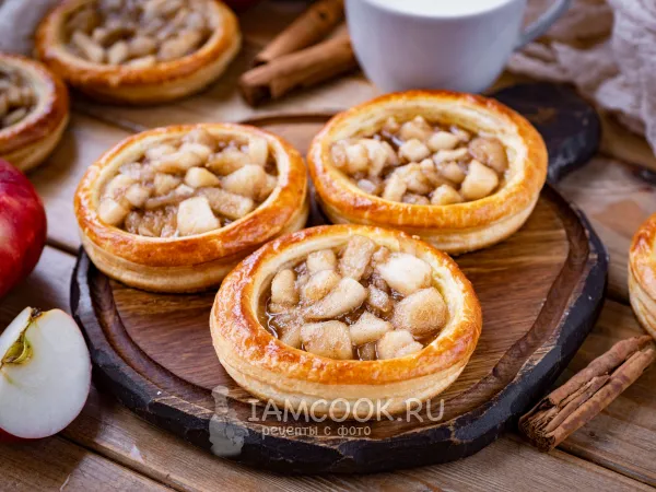 Фото готового блюда: Ватрушки с яблоком из слоеного теста