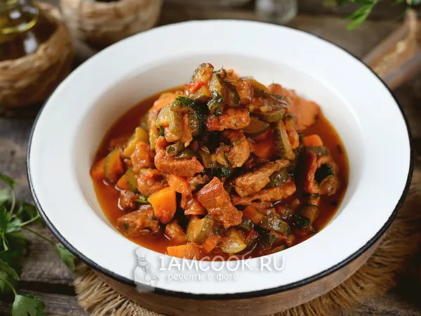 Фото готового блюда: Тушеная свинина с солеными огурцами