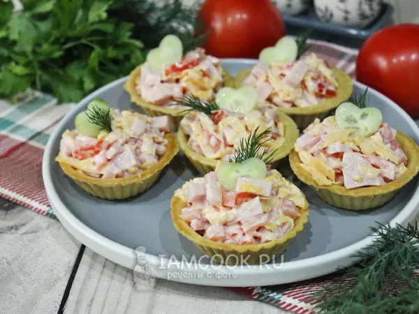 Фото блюда: Тарталетки с ветчиной, сыром и помидорами