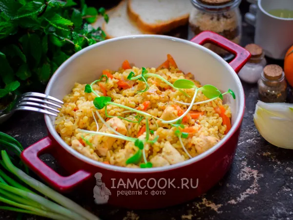 Фото готового блюда: Булгур с курицей в духовке