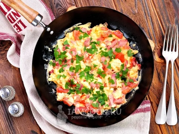 Фото готового блюда: Омлет с помидорами и колбасой