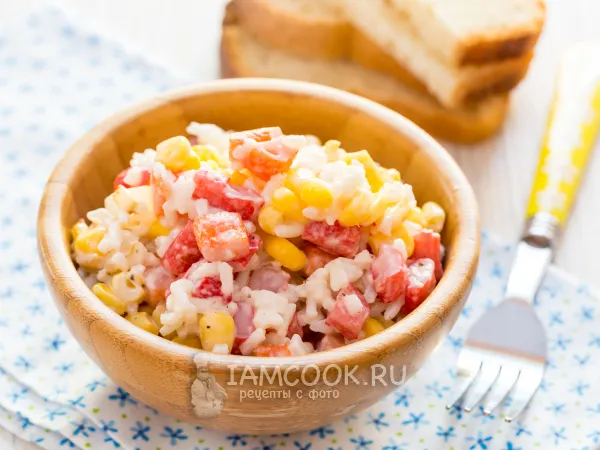 Фото готового блюда: Салат с крабовыми палочками, рисом, кукурузой и жареным луком