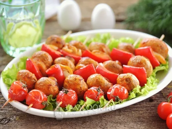 Фото готового блюда: Шашлык из шампиньонов в духовке (с перцем и черри)