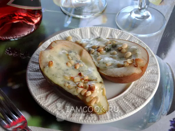 Фото блюда: Груша с сыром Дор Блю, запеченная в духовке