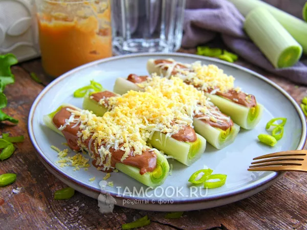 Фото готового блюда: Маринованный лук-порей