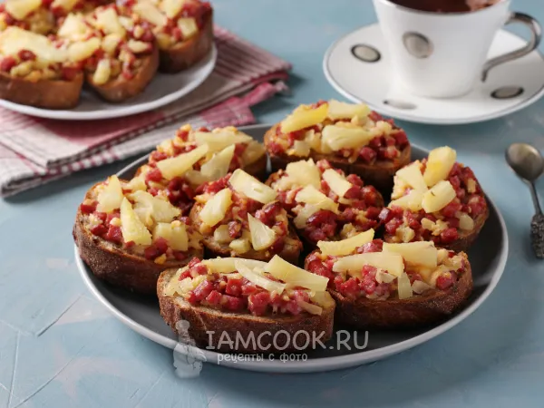 Фото блюда: Бутерброды с ананасом и колбасой