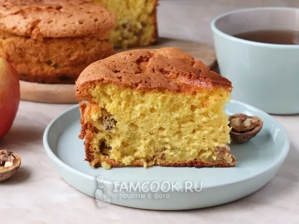 Фото готового блюда: Шарлотка с яблоками и орехами