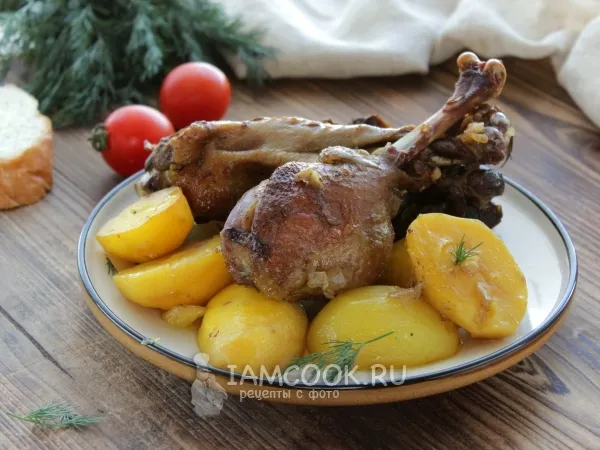 Фото готового блюда: Гусь с картошкой в рукаве в духовке