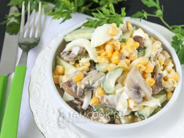 Фото готового блюда: Салат с шампиньонами и кукурузой
