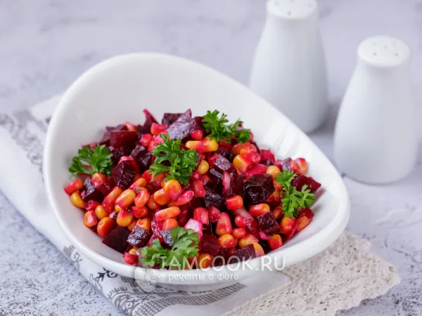 Фото готового блюда: Салат из свеклы с кукурузой и луком