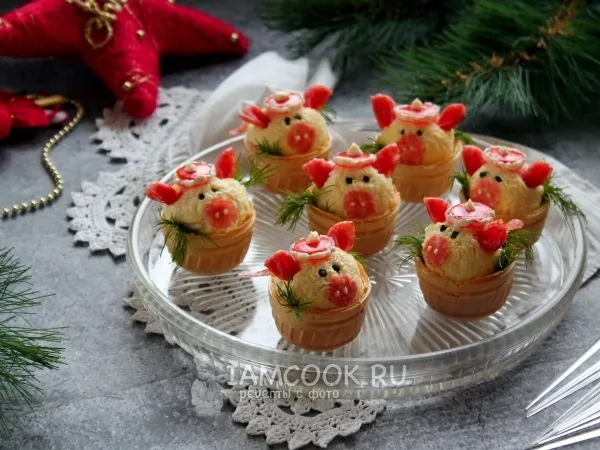 Фото блюда: Новогодние тарталетки «Свинки» с сырной закуской