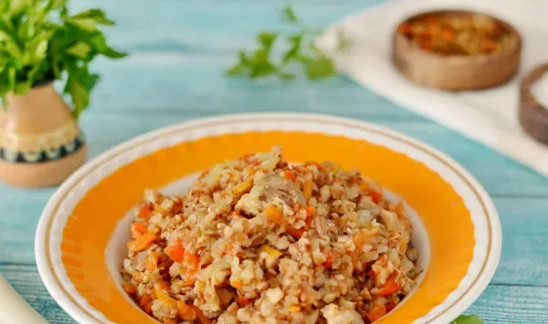 Фото блюда: Гречка с тушенкой и овощами на сковороде