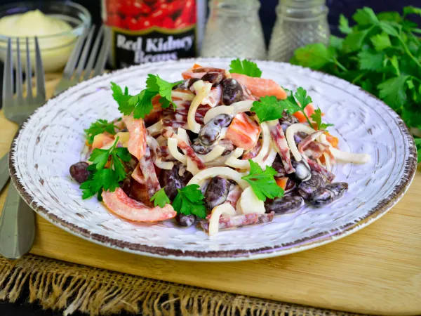 Фото готового блюда: Салат с красной фасолью и колбасой