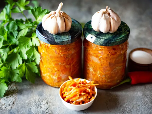 Фото блюда: Салат из моркови с чесноком на зиму