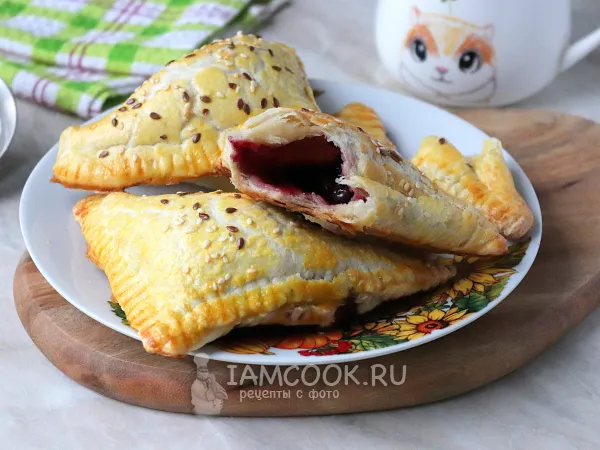 Фото готового блюда: Слойки с замороженными ягодами (из готового слоеного теста)