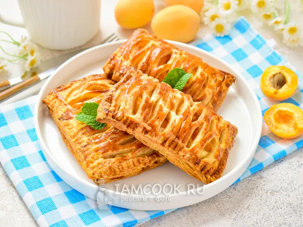 Фото готового блюда: Слойки с творогом и абрикосами