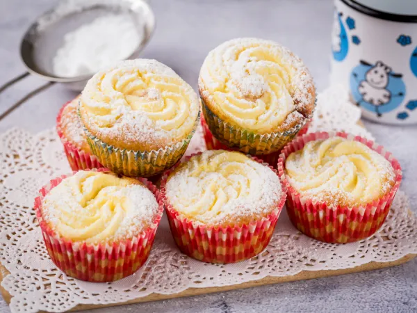 Фото блюда: Маффины с начинкой и воздушной творожной шапочкой