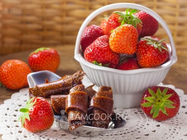 Фото готового блюда: Пастила из клубники в домашних условиях