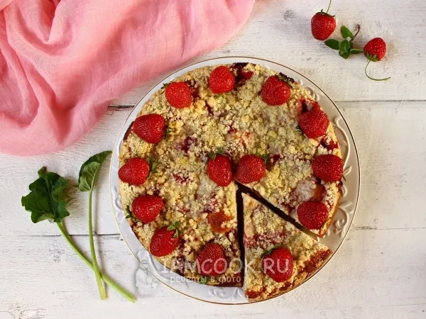 Фото блюда: Пирог с ревенем и клубникой